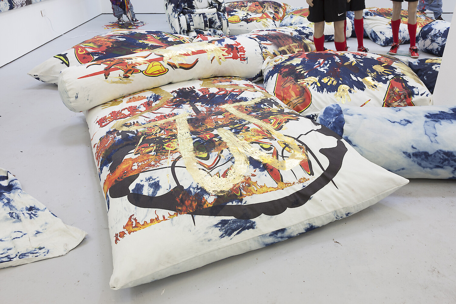 *2557 (Painting with history in a room filled with men with funny names 2)*, 2014, Installation view